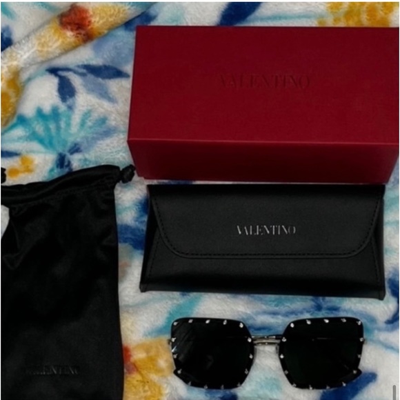 Valentino crossbody bag and sunglasses. - Picture 5 of 10